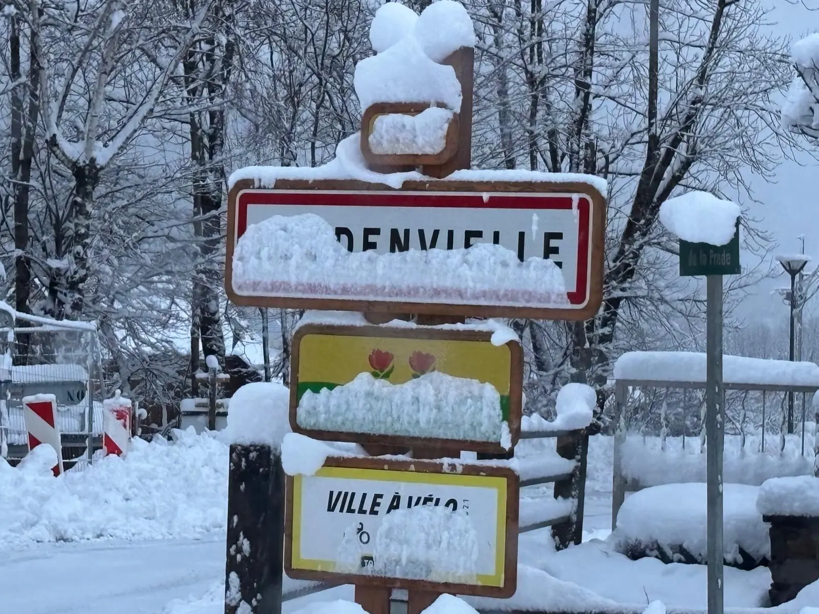 Le panneau d'entrée du village de Loudenvielle couvert de neige